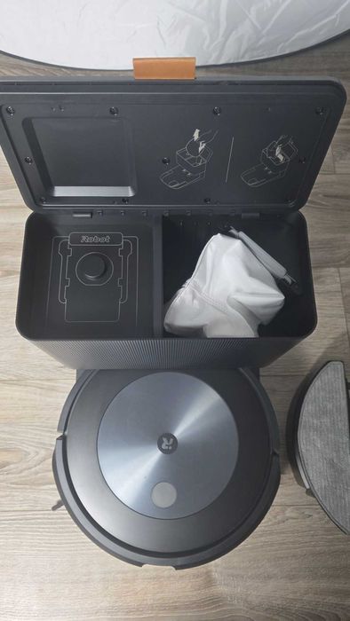 Irobot Roomba J5 ze stacją czyszczącą