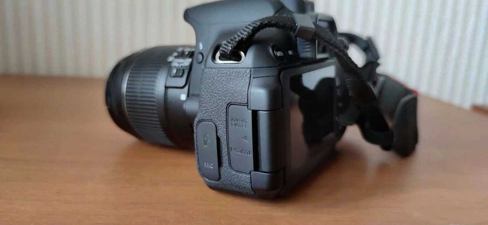 Дзеркальний фотоапарат Canon Eos 650D -об'єктив, сумка. Стан нового!