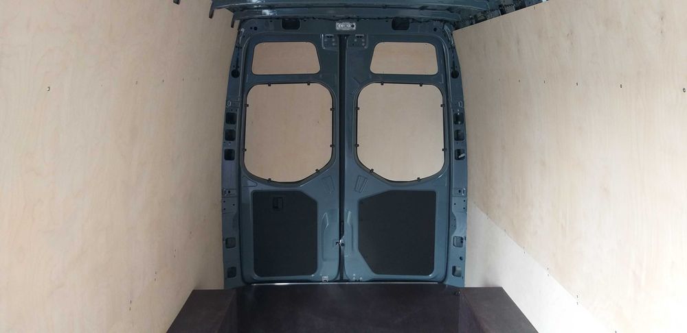 Zabudowa busa Mercedes Sprinter L3H2 podłoga boki nadkola
