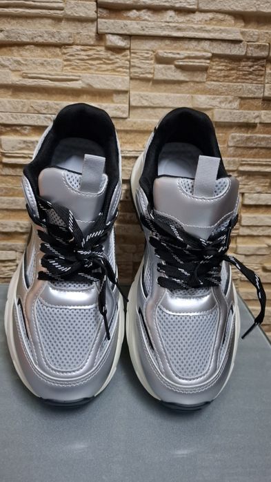 Продам нові кросівки