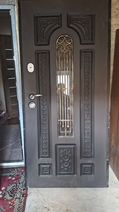 Двері , входні броньовані,  в чудовому стані були в експлуатації 3 міс