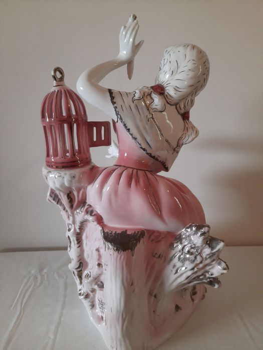 Boneca cerâmica rosa e branca