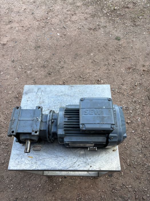 Motoreduktor 0,55  kw 140 obr