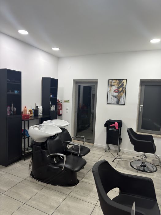 Aluga-se um espaço para cabeleireiro dentro de um salão de beleza