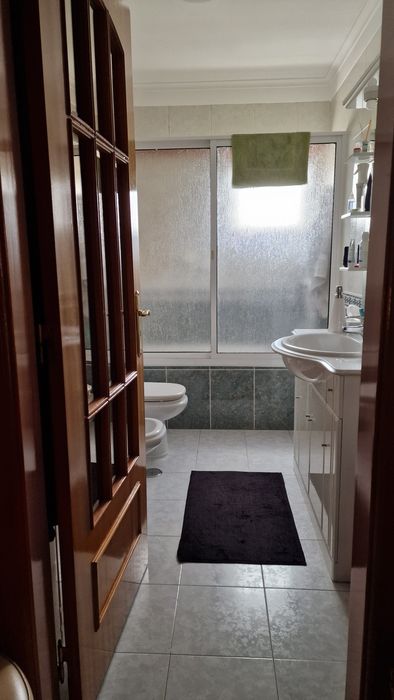 Apartamento T2 com box, cozinha totalmente equipada, 3 varandas