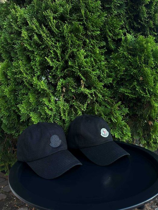 Кепка від Moncler