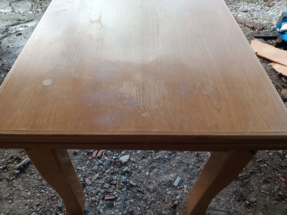 Mesa e madeira com 4 cadeiras