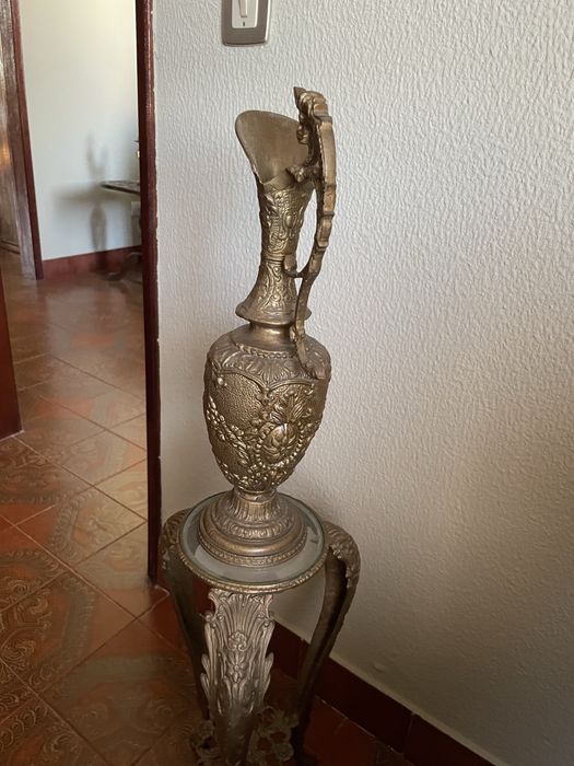 Mesa em Latão com Jarrão