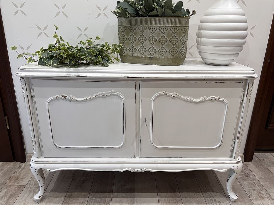 Komoda biała w stylu prowansalskim