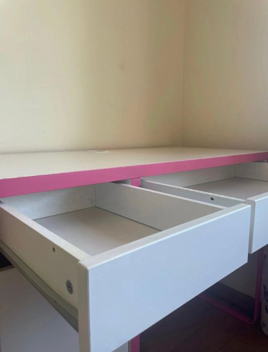 Secretária IKEA MICKE Branca e Rosa – Excelente Estado com Gavetas e Armário