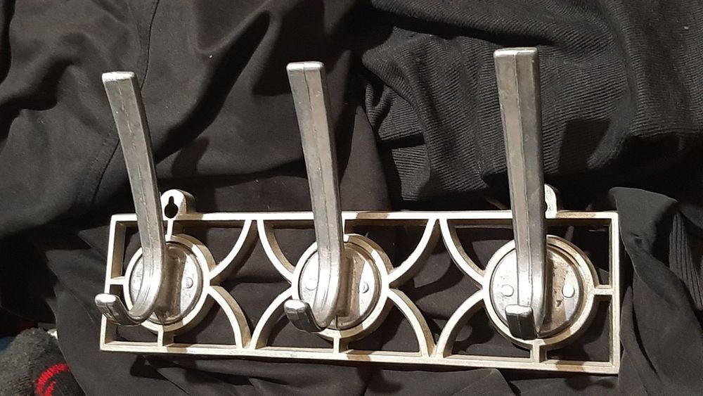 Вешалка узорная из алюминия, для дома