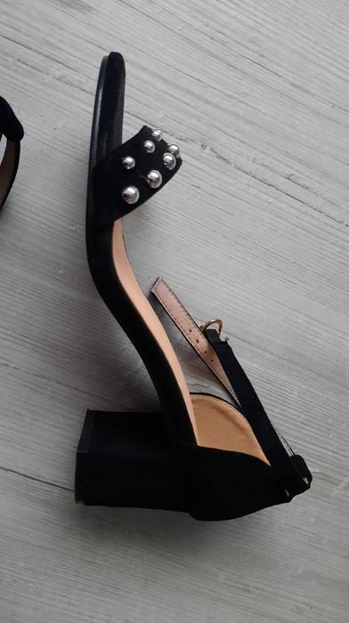 Buty na słupku rozmiar 38 kartonik