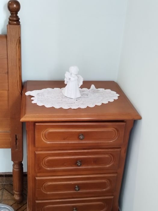 Cama Semi-Nova com Mesas de Cabeceira