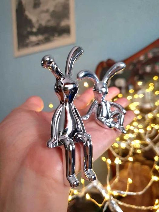 2 Coelhos decorativos prateados de aspecto espelhado brilhante