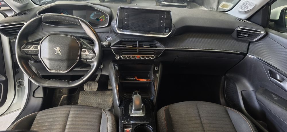 Peugeot 208 elétrico salvado