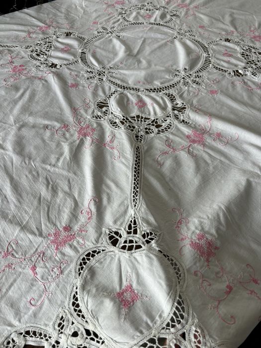 Toalha de mesa bordada a ponto cruz e renda de bruxelas