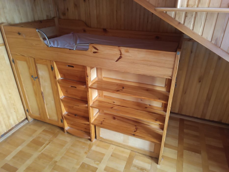 Łóżko drewniane z szafą i szufladami