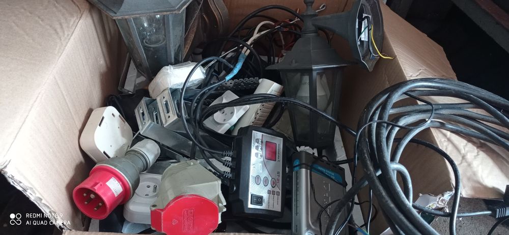 Lampy wtyczki gniazdka kable sterownik itp