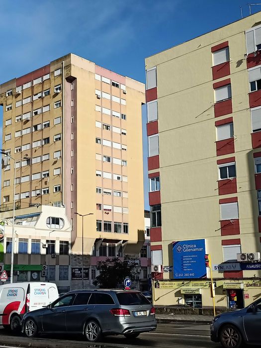 Quarto espaçoso, mobilado e bem localizado.