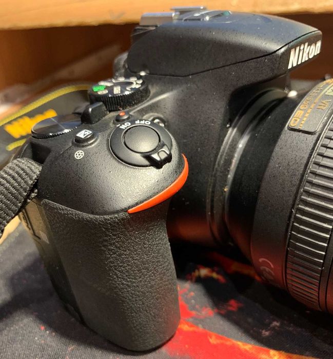 Nikon D5600 + Nikkor 18-140mm + Nikkor 35mm + torba