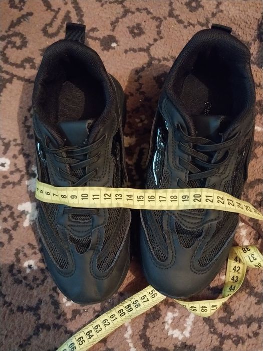 Кросівки 36.   .