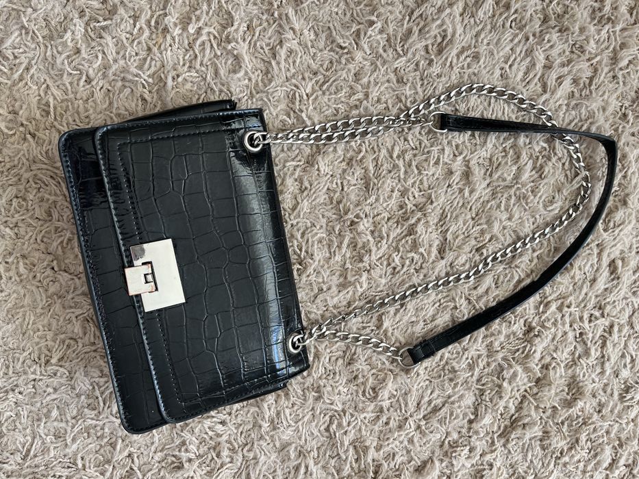 Elegancka czarna lakierowana torebka stradivarius na ramię srebrny