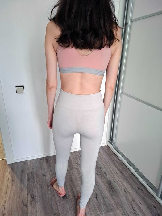 світло сірі легінси gymshark (m)