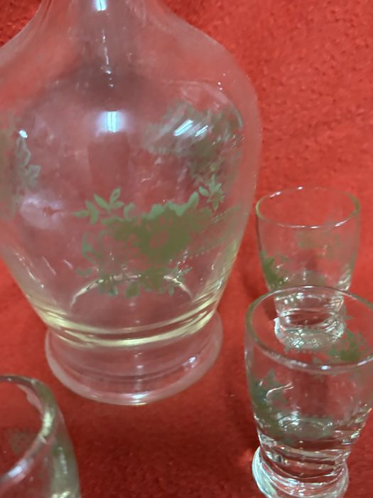 Garrafa antiga com copos