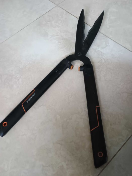 Nożyce do żywopłotu FISKARS