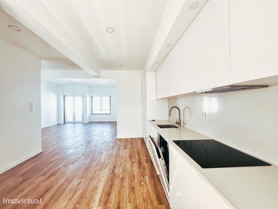 Apartamento T2 com Vista Mar, Garagem e Totalmente Remodelado