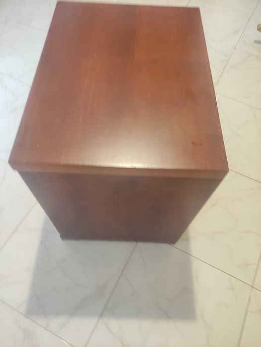 Mesa cabeceira em cerejeira