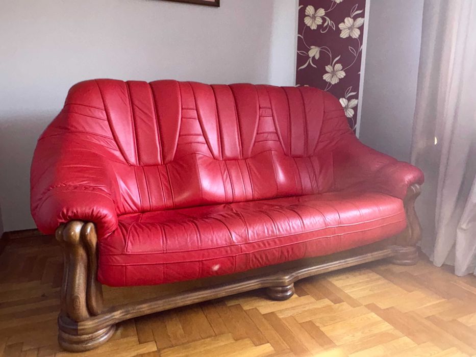 Czerwona, skórzana sofa na drewnianym stelażu, stan idealny.
