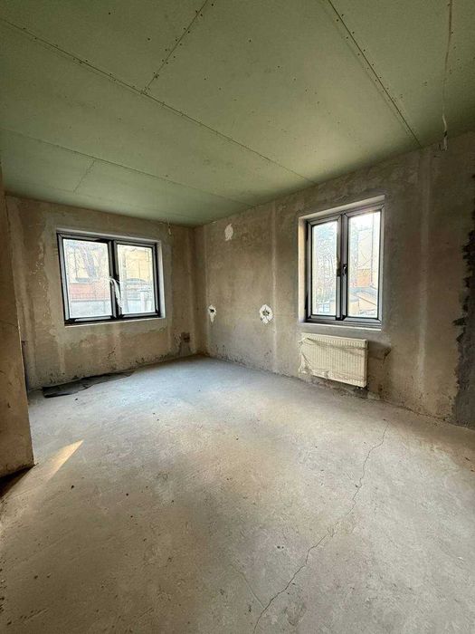 Продаж котеджу по ЄВідновлення в Брюховичах, з виглядом на озеро.