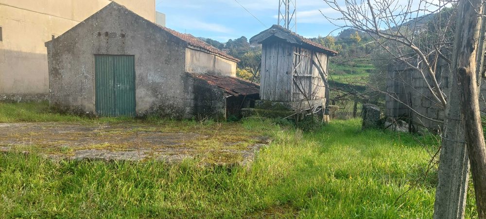 Moradia com terreno e anexos junto ao Centro de Saúde de Resende