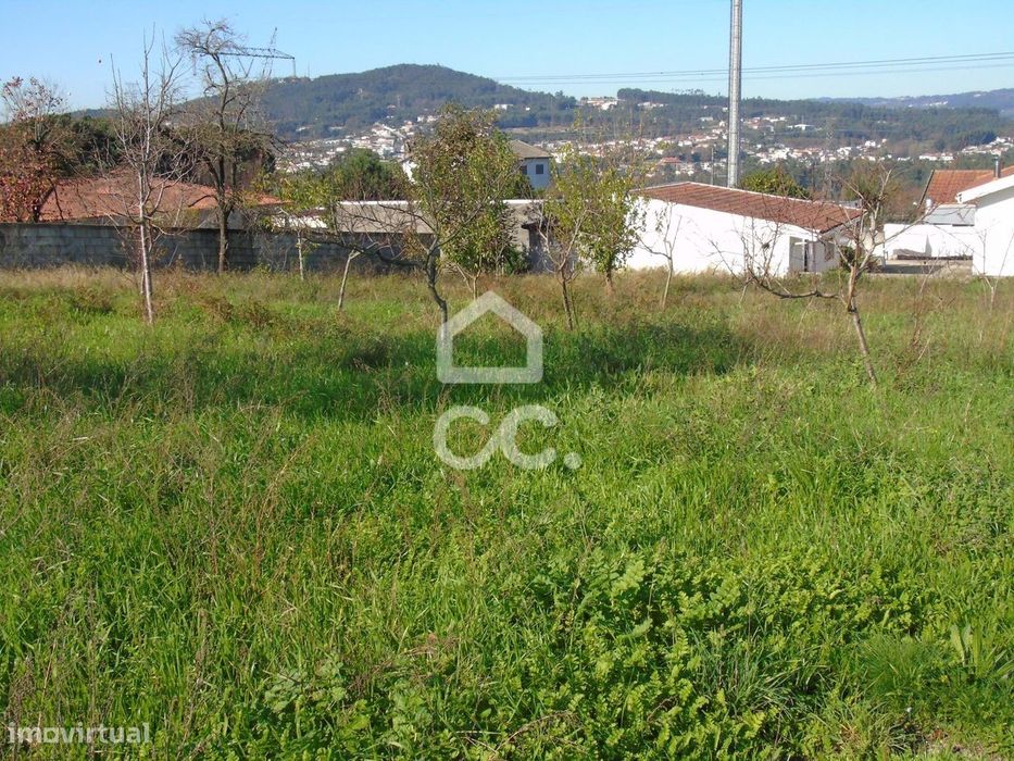 Terreno em Serzedelo - Guimarães