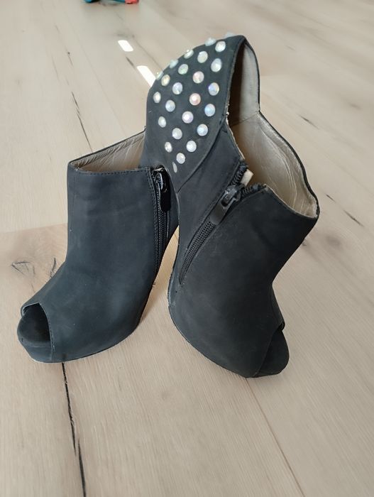 Buty na wysokiej szpilce botki