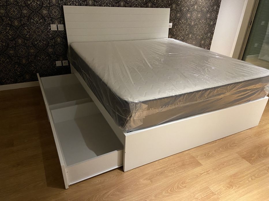 Cama de casal King Size com gaveteiros