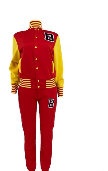 Дуже гарний жіночий спортивний костюм