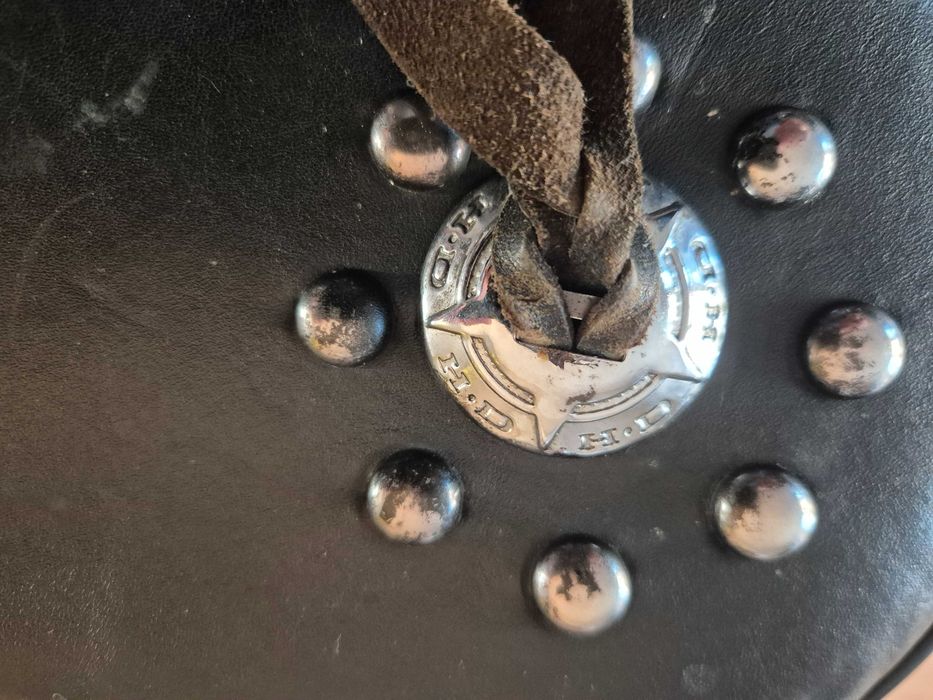 Caixa ferramenta em pele Harley Davidson lado esquerdo com suporte