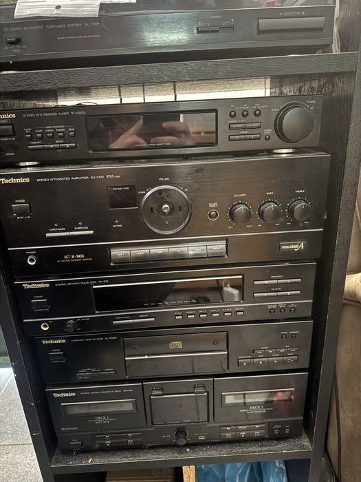 Lote de amplificadores, leitor de CDs/cassetes, gira discos e colunas