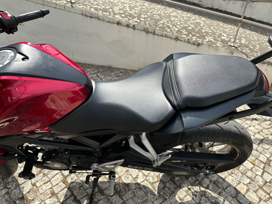 Mota Honda Cb125r vermelha 2023