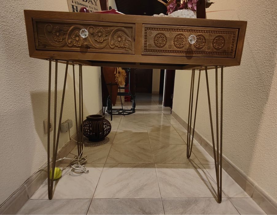 Mesa de madeira denominada de “consola”