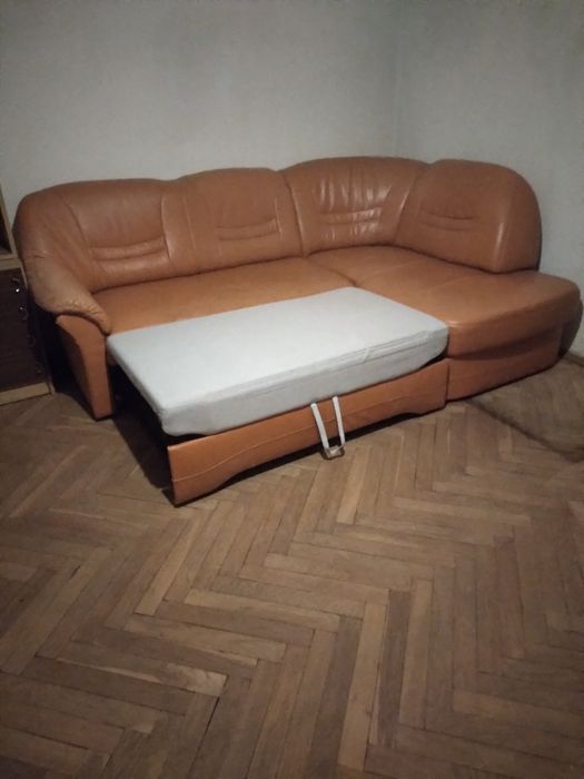 Skorzana sofa rozkladana z funkcją spania.