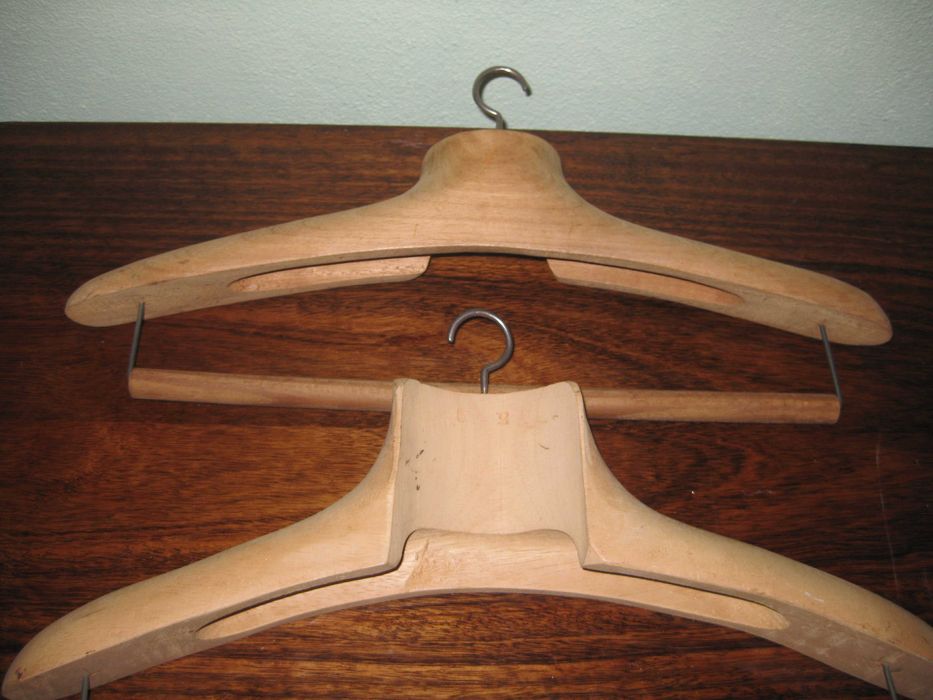 4 Cabides com ombros em madeira de pinho para fatos ou casacos.