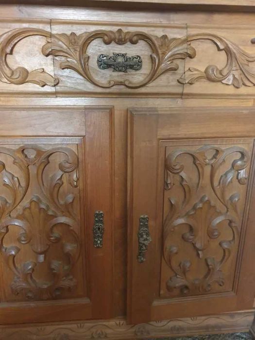 Salão em muito bom estado com mais ao menos 40 anos boa talha