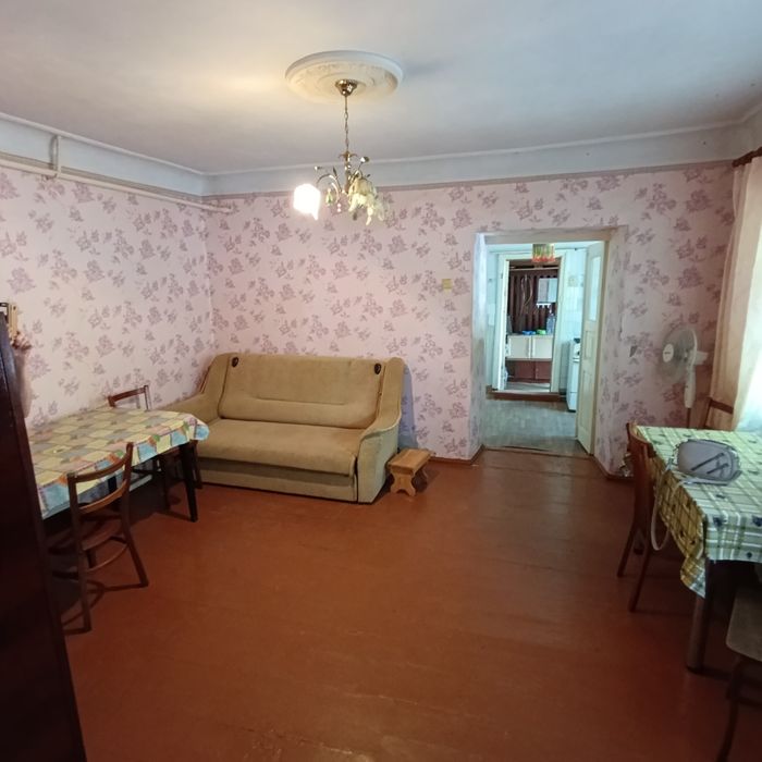 Продаю пів будинку Космонавтів, окремий двір,