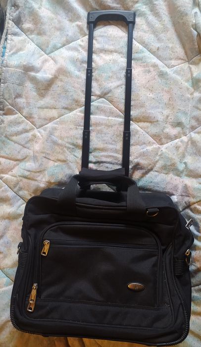 Сумка кейс на колёсах с выдвижной ручкой.