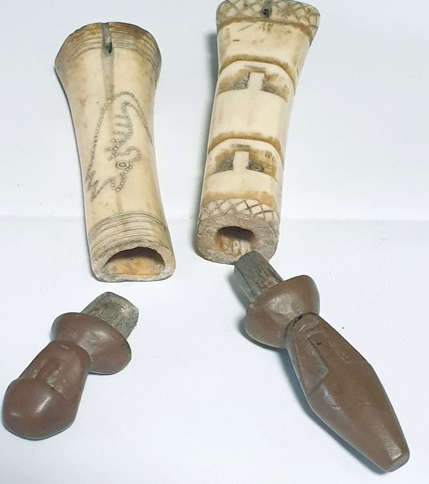 Antigos frascos de medicina africana em osso de bufalo e madeira