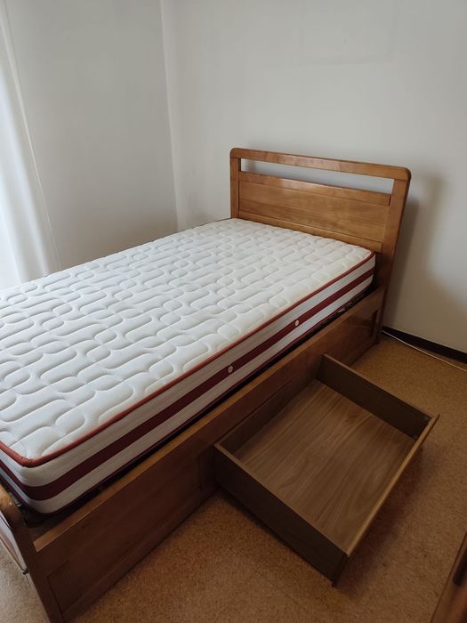 Cama solteiro com colchão, estrado e mesa cabeceira