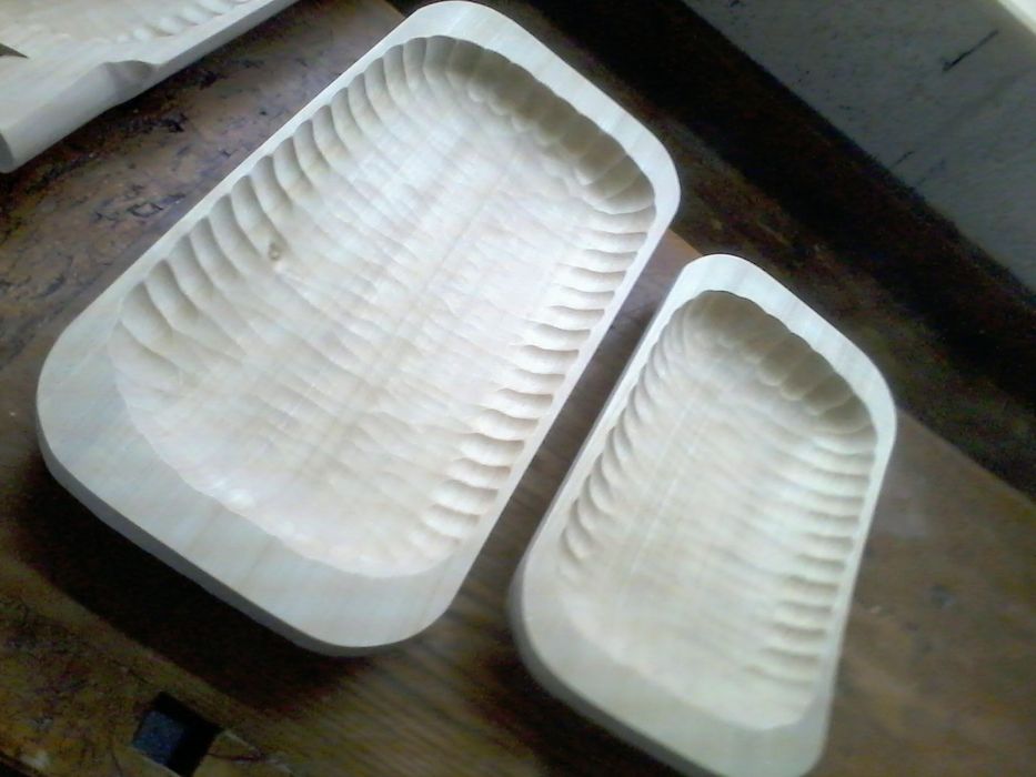 Korytka drewniane i tacki.